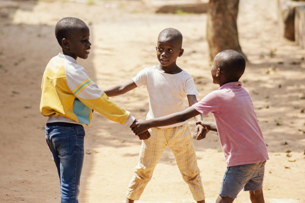 Crianças africanas brincando